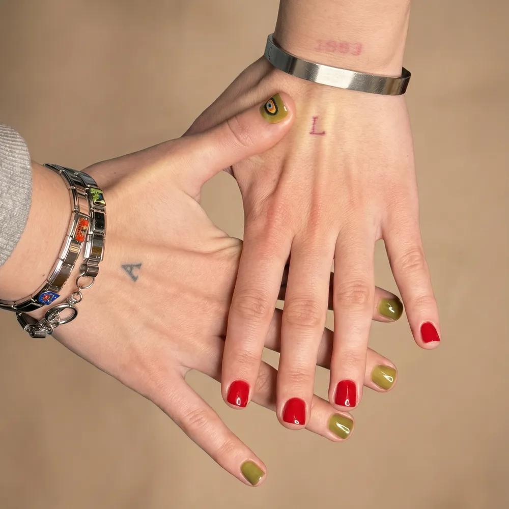 Manicure hybrydowy w czerwieni i butelkowej zieleni na przemian, wykonany w Norm