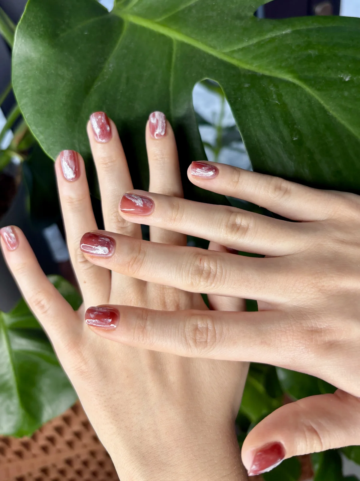 Bordowy manicure hybrydowy z efektem marmurku, wykonany w Norm